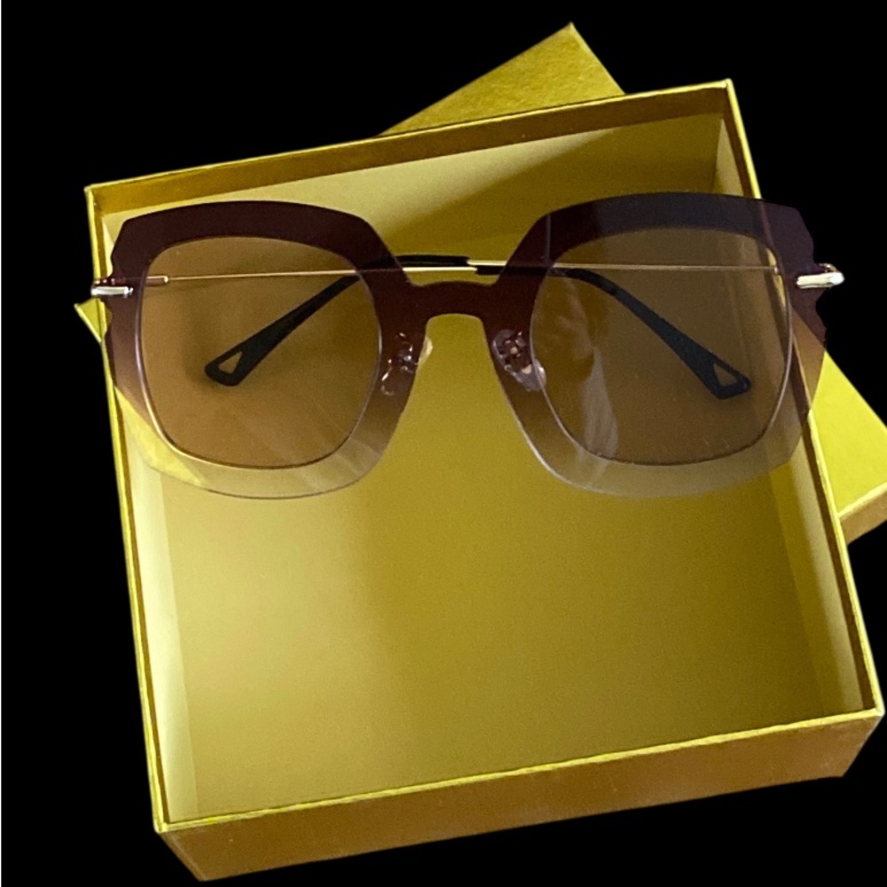 Oscar de la Renta Oversized Light Colored Brown Classy Designer Sunglasses NWOT